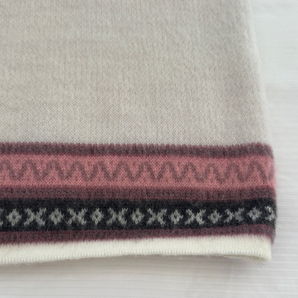 Women's Patterned Crew Neck Sweater - Picture 3 of 5